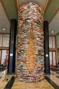 Begehbarer Turm aus tausenden von aufeinander gestapelten Büchern