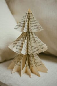 Kleiner dreistöckiger Weihnachtsbaum aus gefalteten und zugeschnittenen Buchseiten