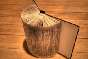 Buch stehend mit gefalteten Buchseiten in einen Halbkreis geformt
