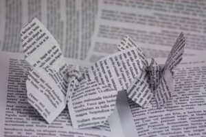 Origami Schmetterlinge aus Buchseiten gefaltet
