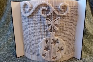 Kirimoto gefaltete Buchseiten Weihnachtskugel