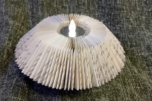 Origami gefaltete Buchseiten mit LED Kerze