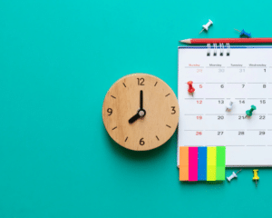 Eine Uhr und ein Kalender zur Planung von Routinen