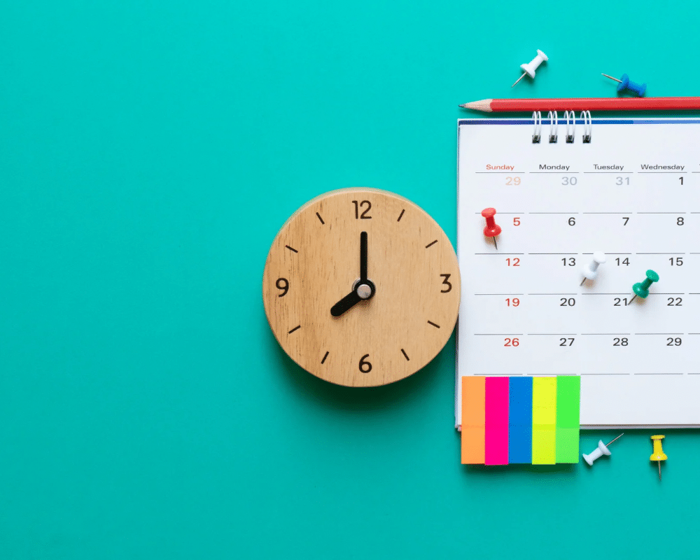 Eine Uhr und ein Kalender zur Planung von Routinen