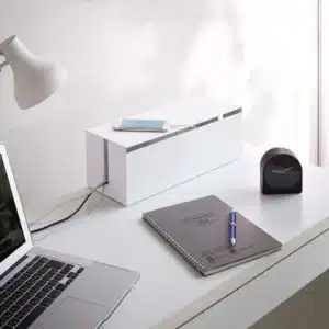 Homeoffice mit einer weissen Kabelbox auf dem Arbeitsplatz