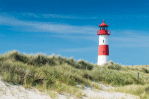 Besonderes Erlebnis an Strand mit Leuchtturm