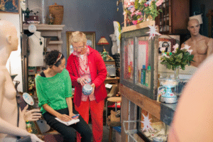 Zwei Frauen suchen Sachen in einem Brockenhaus Sozialkaufhaus