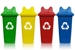 Recycling Tonnen in grün gelb rot blau fürs recyceln
